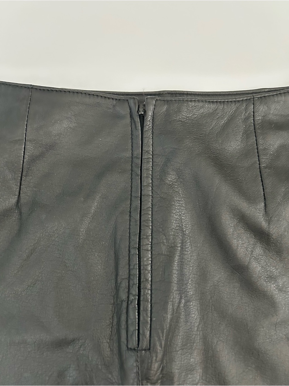 Vintage Wilson’s Leather Maxima Black Pencil Straight Skirt
90’s
Back Slit
Lined - Picture 7 of 11
